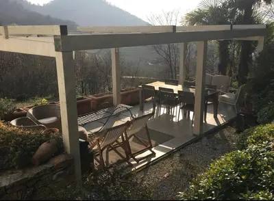 Vista generica sulle montagne o vista sulle montagne dall'interno dell'appartamento