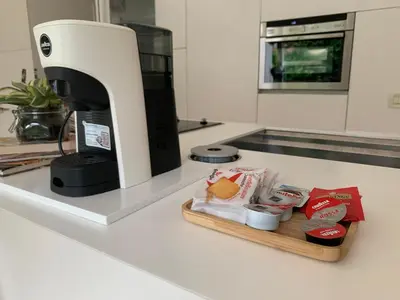 Cucina o angolo cottura di STUDIO 14 - apt design con terrazza sul fiume - 2 biciclette incluse - vicino al centro