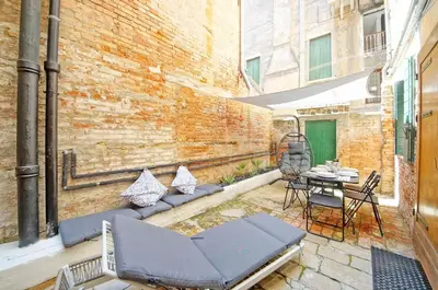 Patio o area all'aperto di Gondola View Apartment