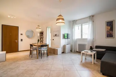Area soggiorno di enJoy Home - Appartamento ampio, luminoso e immerso nel verde