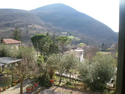 Vista generica sulle montagne o vista sulle montagne dall'interno dell'agriturismo