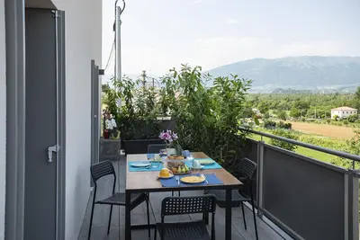 Vista generica sulle montagne o vista sulle montagne dall'interno della casa vacanze