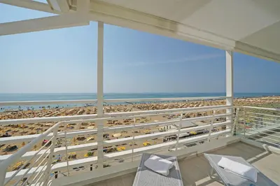 Vista generica sul mare o vista sul mare dall'interno dell'hotel