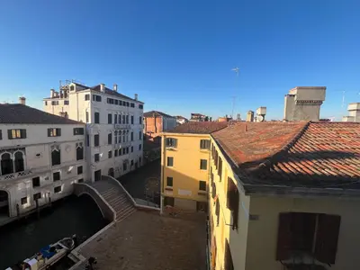 Vista generica su Venezia o vista sulla città dall'interno dell'appartamento
