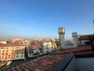 Vista generica su Venezia o vista sulla città dall'interno dell'appartamento