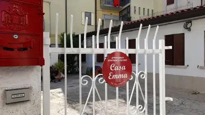 Certificato, attestato, insegna o altro documento esposto da CASA EMMA