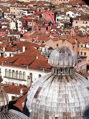 Vista generica su Venezia o vista sulla città dall'interno dell'appartamento