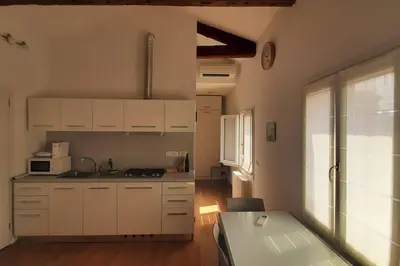 Cucina o angolo cottura di Vicinissimo a Piazza San Marco Silenzioso con Vista sui Campanili