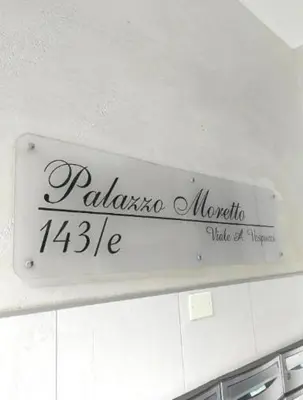 Certificato, attestato, insegna o altro documento esposto da Casa Mirella