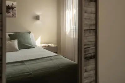 Letto o letti in una camera di Sant'Aponal Cozy Apartment with Balcony R&R
