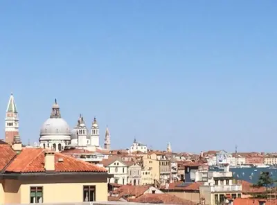 Vista generica su Venezia o vista sulla città dall'interno dell'appartamento