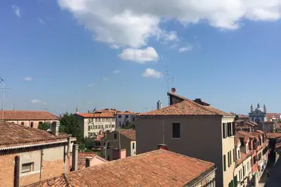 Vista generica su Venezia o vista sulla città dall'interno dell'appartamento