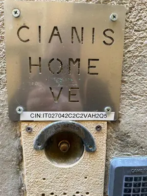 Certificato, attestato, insegna o altro documento esposto da Cianis Home