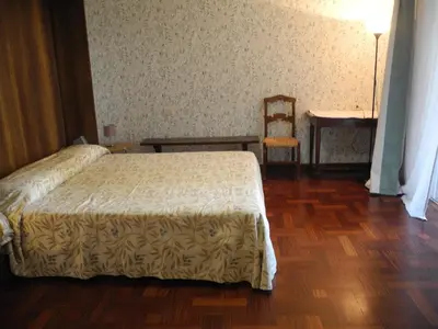 Letto o letti in una camera di Villa Miani camera floreale