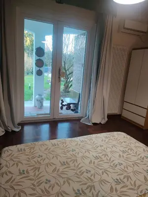 Letto o letti in una camera di Villa Miani camera floreale
