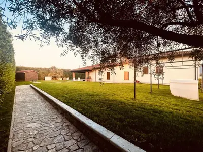 Giardino di Wow House - Ampia Villa con Piscina e sala giochi