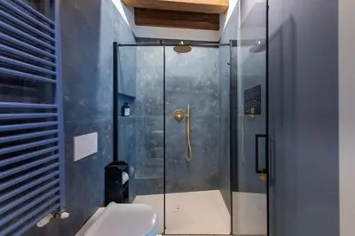 Bagno di Storico alloggio fronte piazza in Borgo Portello