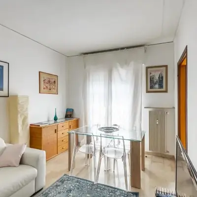 GuestHost - Kris- Mestre Bright Apartment with Parking!