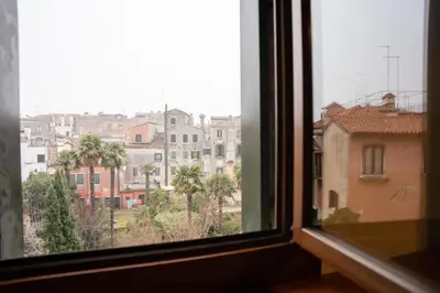 Vista generica su Venezia o vista sulla città dall'interno dell'appartamento