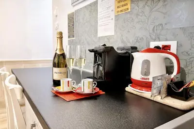 Set per la preparazione di tè e caffè presso Suite Della Corte Apartment