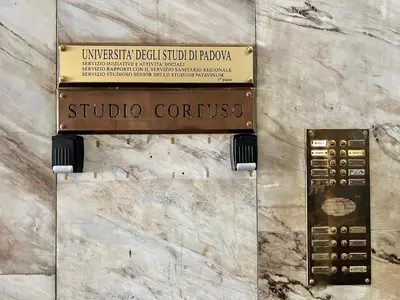 Certificato, attestato, insegna o altro documento esposto da Centro Storico e Piazze - Free WiFi - Suite Antenore Deluxe