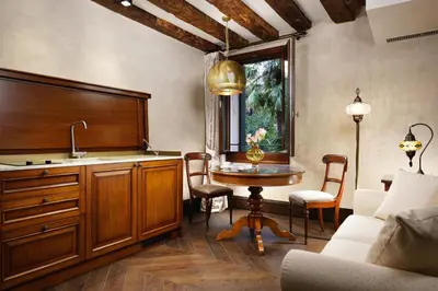 Area soggiorno di Empress Theodora Apartments