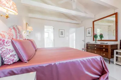 Letto o letti in una camera di La casa di Hubert De Givenchy - Dimora Italia