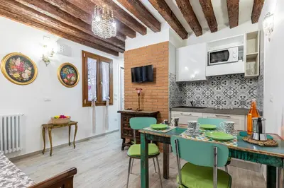 Cucina o angolo cottura di Con giardino privato, in centro, vicino stazione