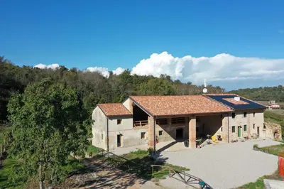 Vista generica sulle montagne o vista sulle montagne dall'interno dell'appartamento