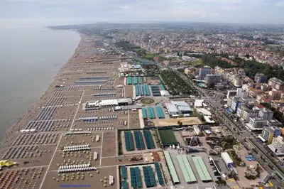 Vista generica sul mare o vista sul mare dall'interno dell'appartamento