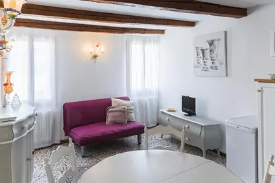 TV o dispositivi per l'intrattenimento presso Accademia Charm Apartments by Wonderful Italy