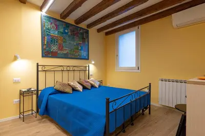 Letto o letti in una camera di DELUXE DOUBLE ROOM in VENICE CENTRE