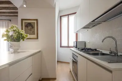 Cucina o angolo cottura di Miracoli Apartment with View on the Canal R&R