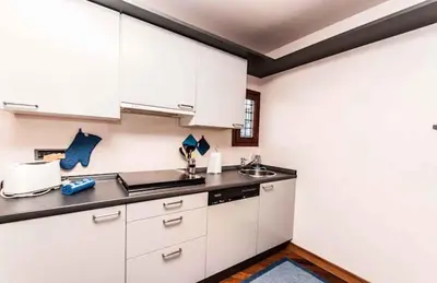 Cucina o angolo cottura di Elegant Apartment with Lift in 17th-Century Palace, Walk to St Marks Square