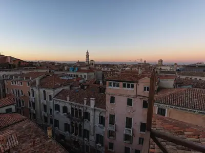 Vista generica su Venezia o vista sulla città dall'interno dell'appartamento