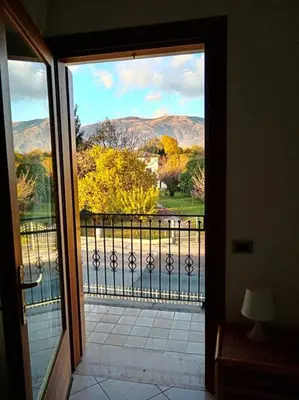 Vista generica sulle montagne o vista sulle montagne dall'interno dell'appartamento