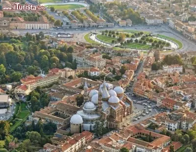 Vista generica su Padova o vista sulla città dall'interno dell'appartamento