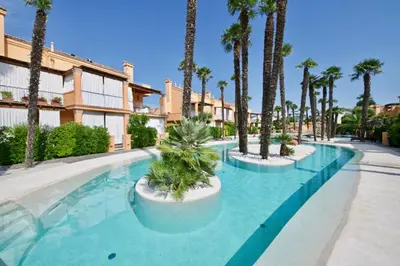 Piscina di Laguna Village Apartments o nelle vicinanze