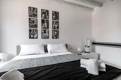Letto o letti in una camera di Black and White