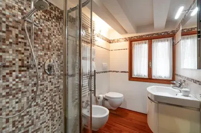 Bagno di Glass House - Loft 2 minutes to Rialto Bridge & View