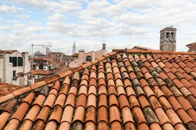 Vista generica su Venezia o vista sulla città dall'interno dell'appartamento