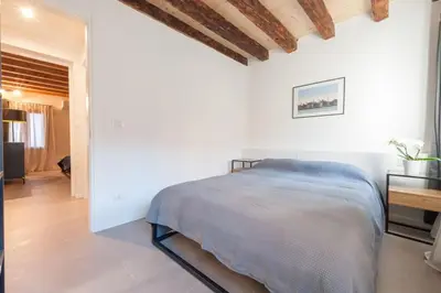 Letto o letti in una camera di Ca' Ferrando, brand new apartment, experienced host!