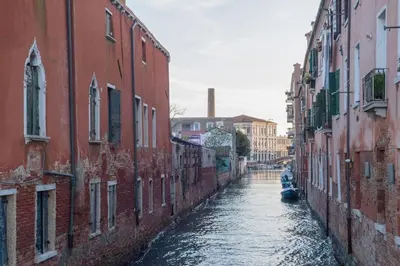 Vista generica su Venezia o vista sulla città dall'interno dell'appartamento