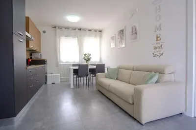 Area soggiorno di RESIDENCE LA TORRE appartamento FLOWER free parking