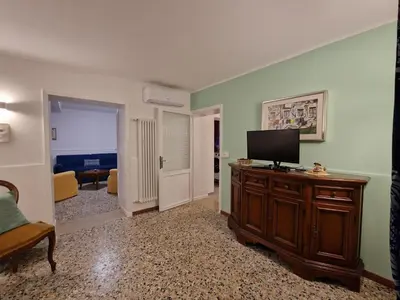 TV o dispositivi per l'intrattenimento presso Veneziacentopercento La Forcola Apartment, next to Rialto bridge