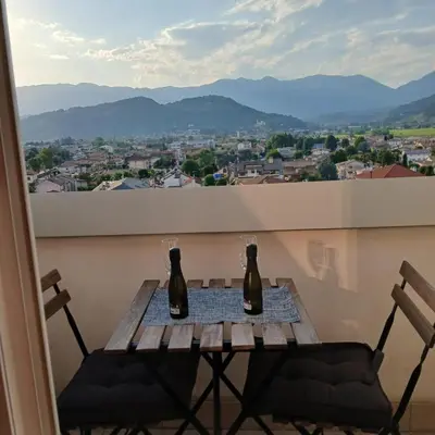 Vista generica sulle montagne o vista sulle montagne dall'interno dell'appartamento