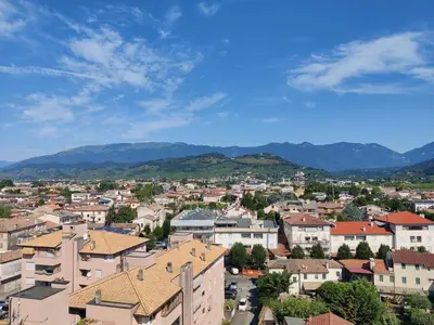 Vista generica sulle montagne o vista sulle montagne dall'interno dell'appartamento