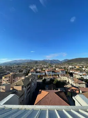 Vista generica sulle montagne o vista sulle montagne dall'interno dell'appartamento