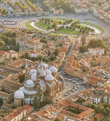 Vista generica su Padova o vista sulla città dall'interno dell'appartamento