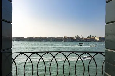 Vista generica sul mare o vista sul mare dall'interno dell'affittacamere